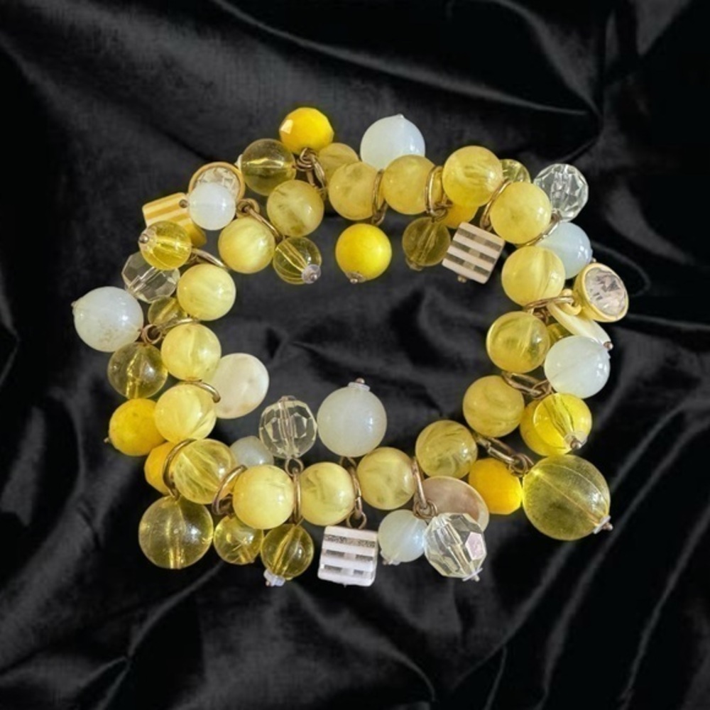 VINTAGE YELLOW WHITE MCM GLASS CELLULOID CHARM ELASTIC BRACELET